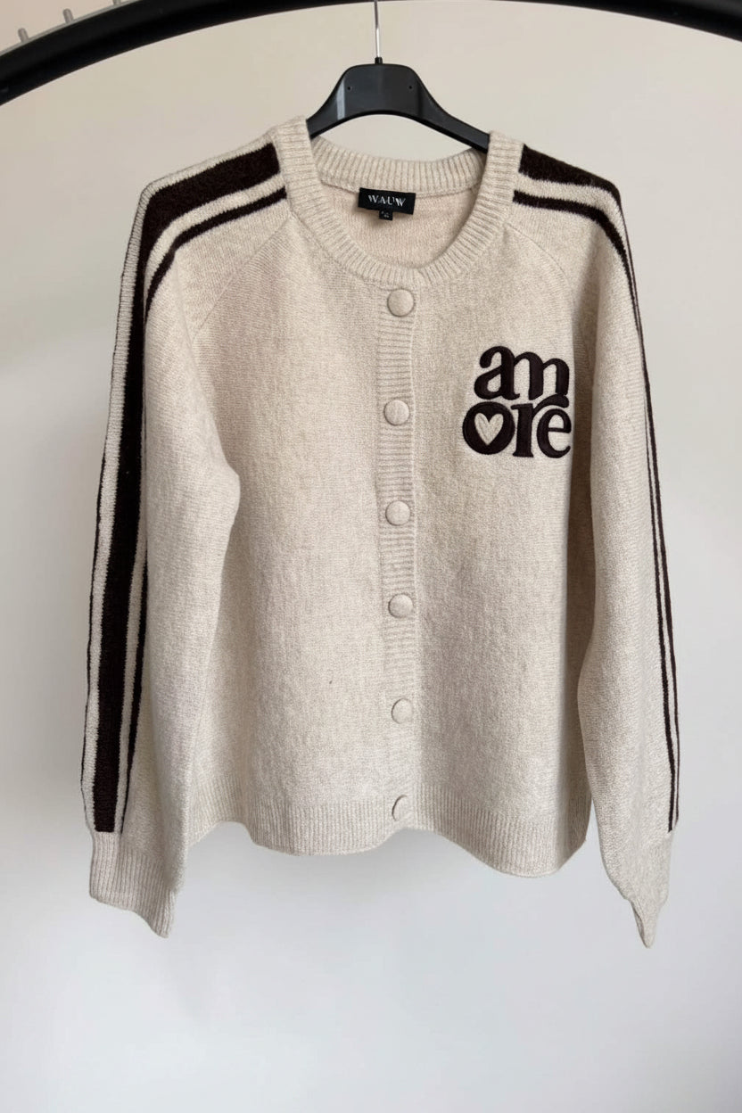 Beige Strickjacke mit braunen Details und Amore-Stickerei.