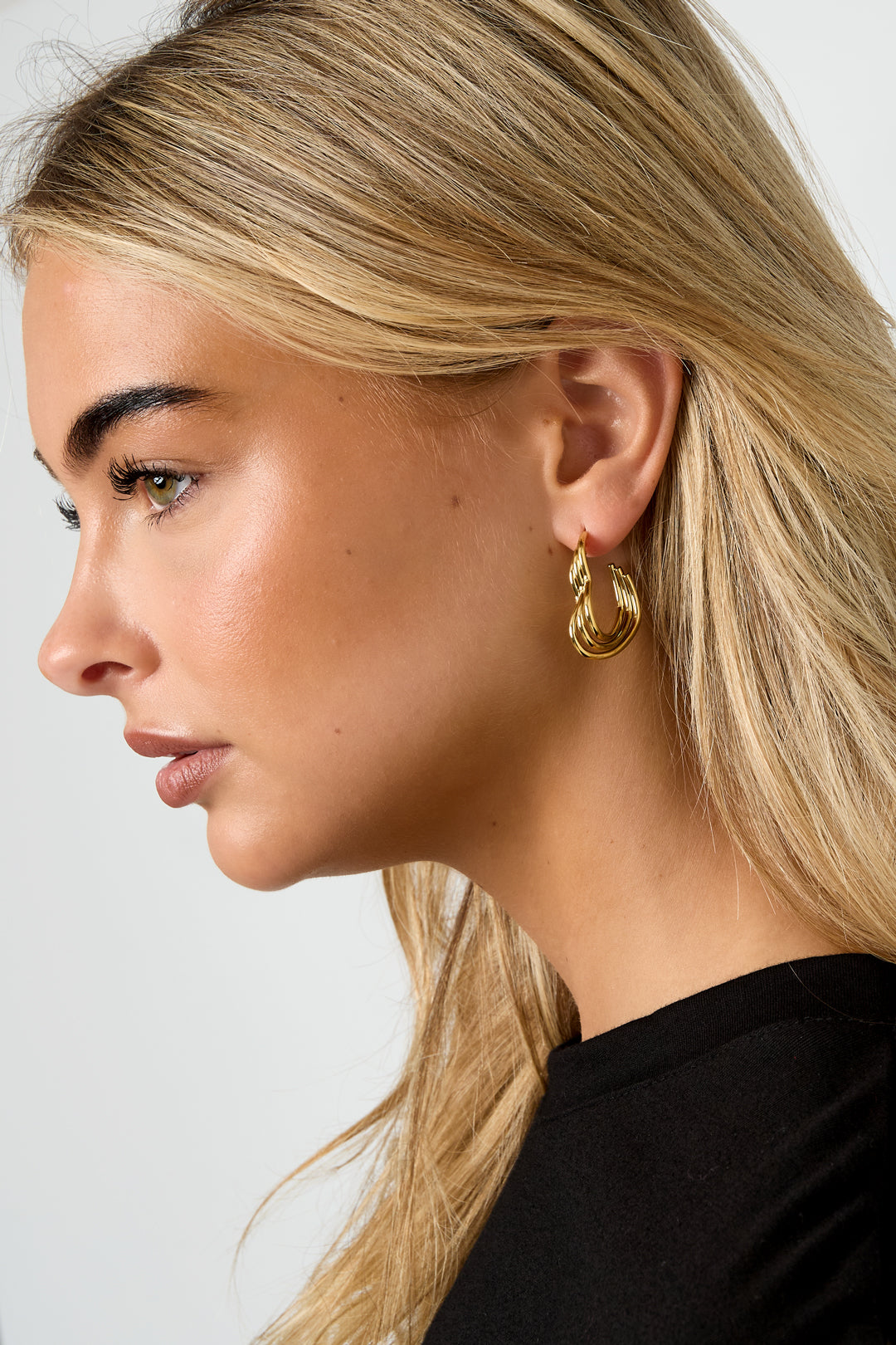 Styling Herzohrringe Anna – goldene Creolen am Ohrmodell