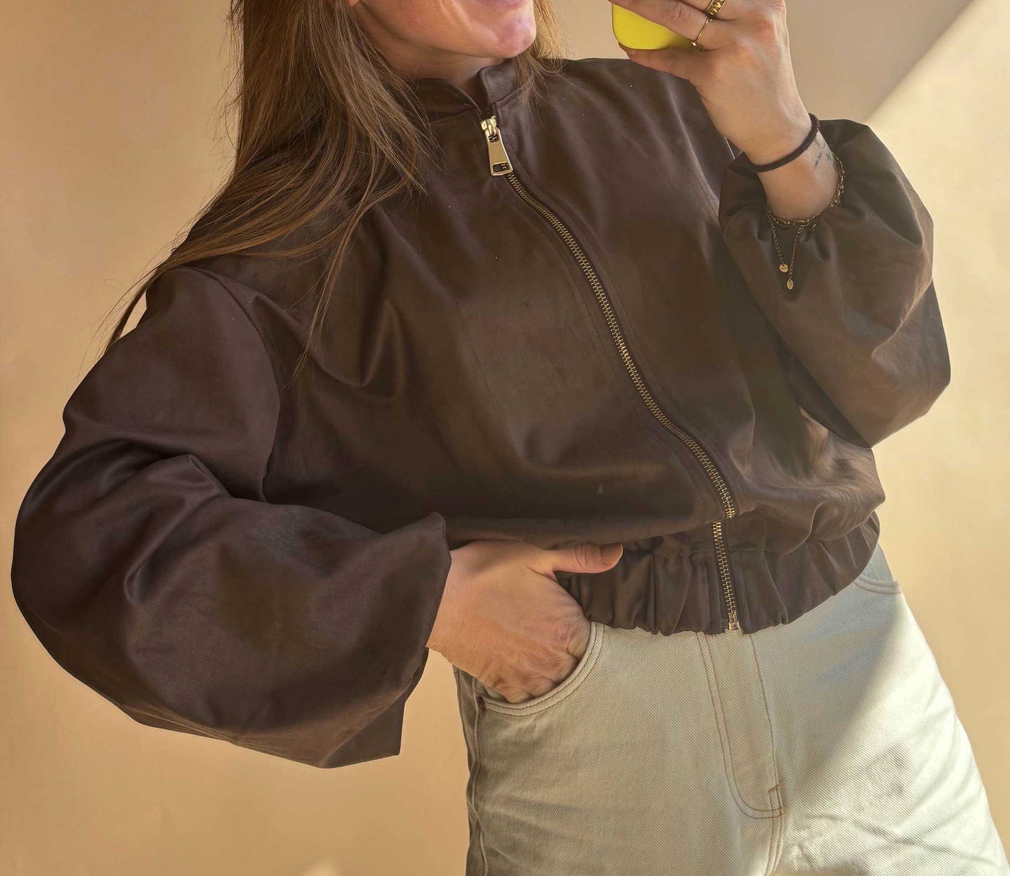 Bomberjacke Sarah von Dutch Atelier in Schokoladenbraun mit goldenem Reißverschluss, Vorderansicht auf neutralem Hintergrund.