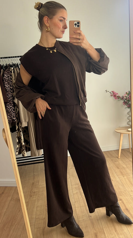 Dutch Atelier Model trägt Viskose Set Yil und Bomberjacke Sarah. Trendfarbe Braun Look.