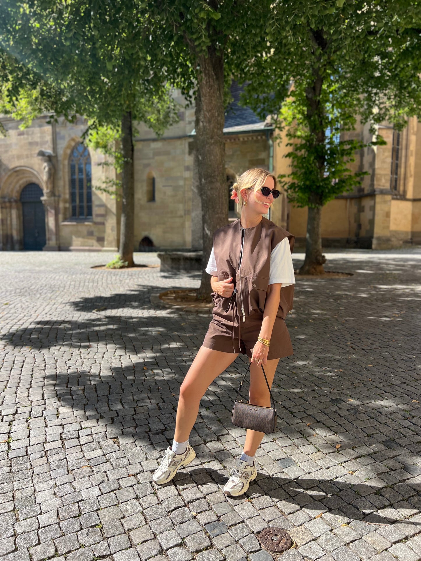 Model trägt die Julia Weste und Julia Shorts in Dunkelbraun von Dutch Atelier, stilvolles Set mit moderner Passform.