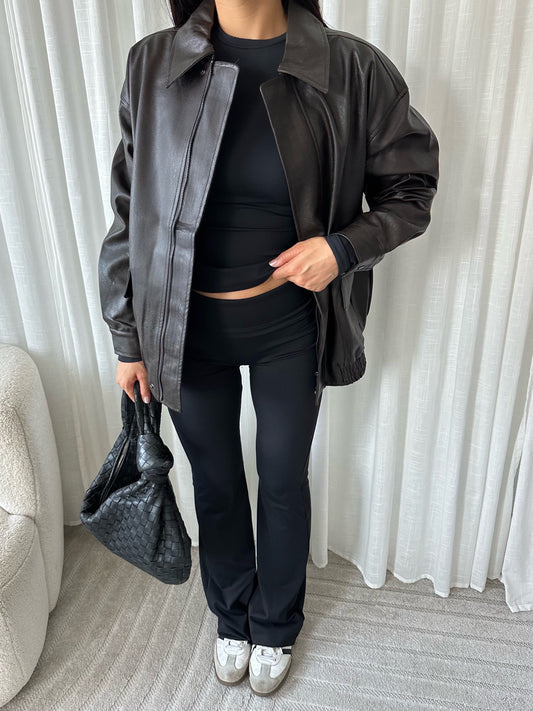 Modelbild: Comfy Hose Ella, extra lang, Farbe Schwarz, mit Lederjacke