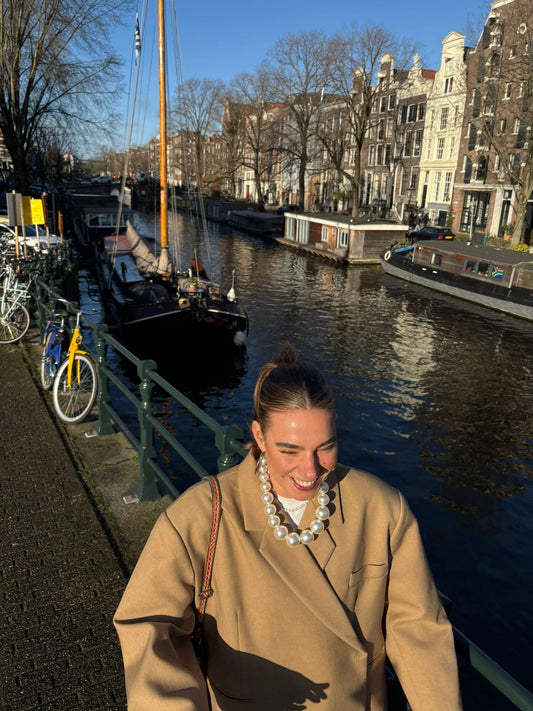 Model trägt Statement Halskette, Perlenkette Maartje Dutch Atelier