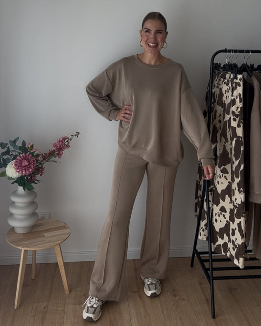 Noa Viskose-Pullover und Hose in Beige, Passform am Model, lässiger Stil