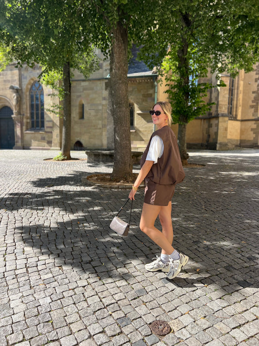 Julia Weste kombiniert mit Julia Shorts in Dunkelbraun, elegantes und minimalistisches Design von Dutch Atelier.