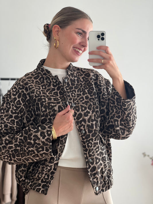 Lotje Leo Bomberjacke von Dutch Atelier – stilvolle Damenjacke mit Leopardenmuster, bequemer Schnitt und trendiges Design.