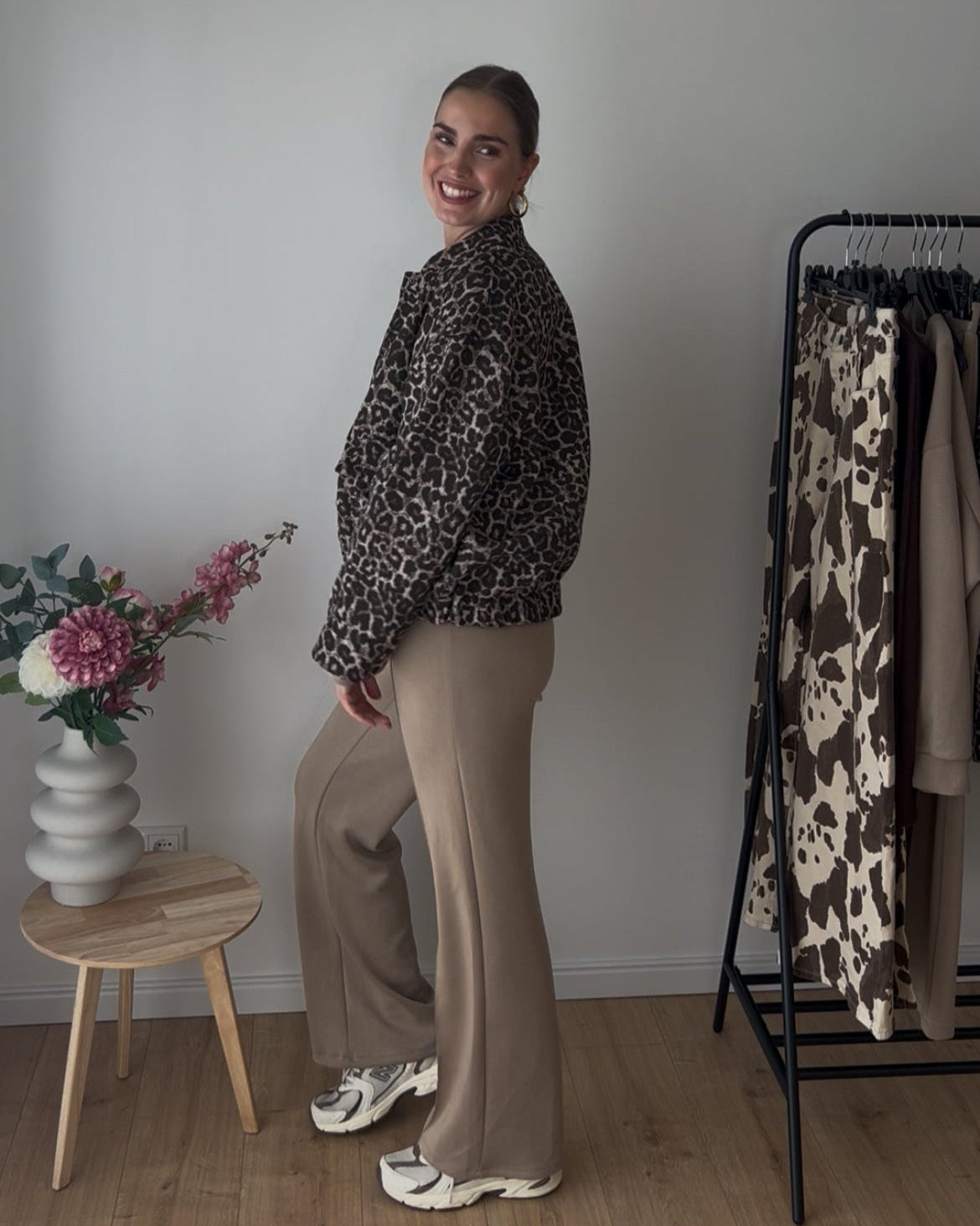 Lotje Leo Bomberjacke von Dutch Atelier – stilvolle Damenjacke mit Leopardenmuster, bequemer Schnitt und trendiges Design.