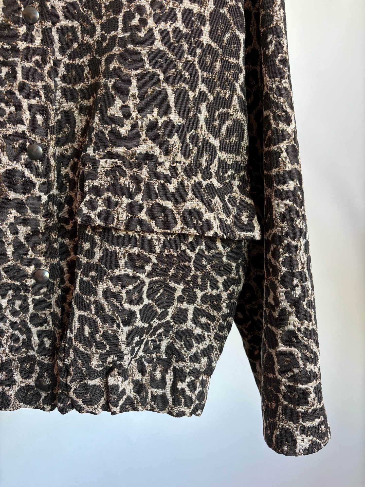 Lotje Leo Bomberjacke von Dutch Atelier – Damenjacke mit Leopardenmuster, praktischer Seitentasche und modernem Bomberjacken-Design.