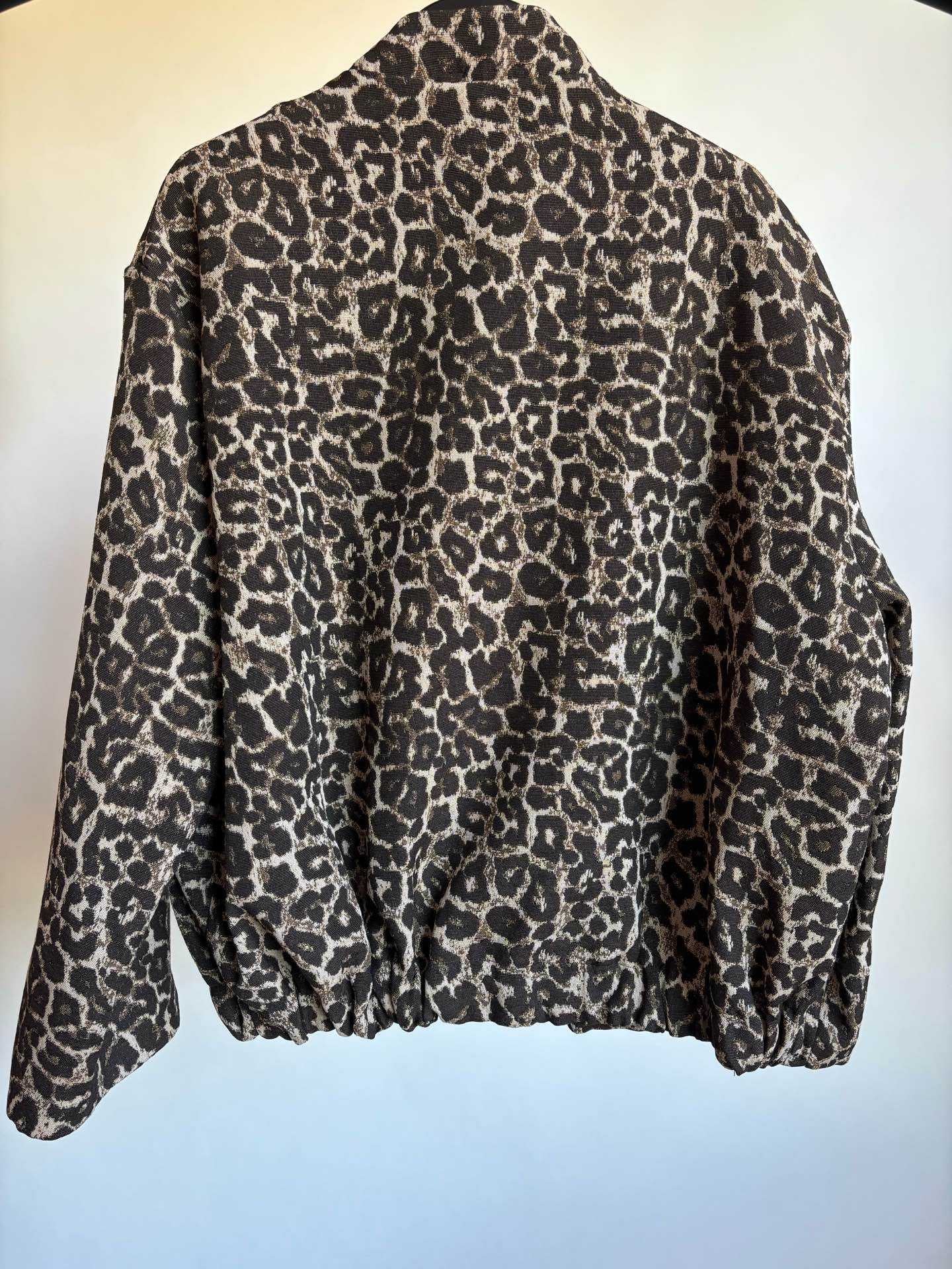 Lotje Leo Bomberjacke von Dutch Atelier, Damenjacke mit Leopardenmuster.