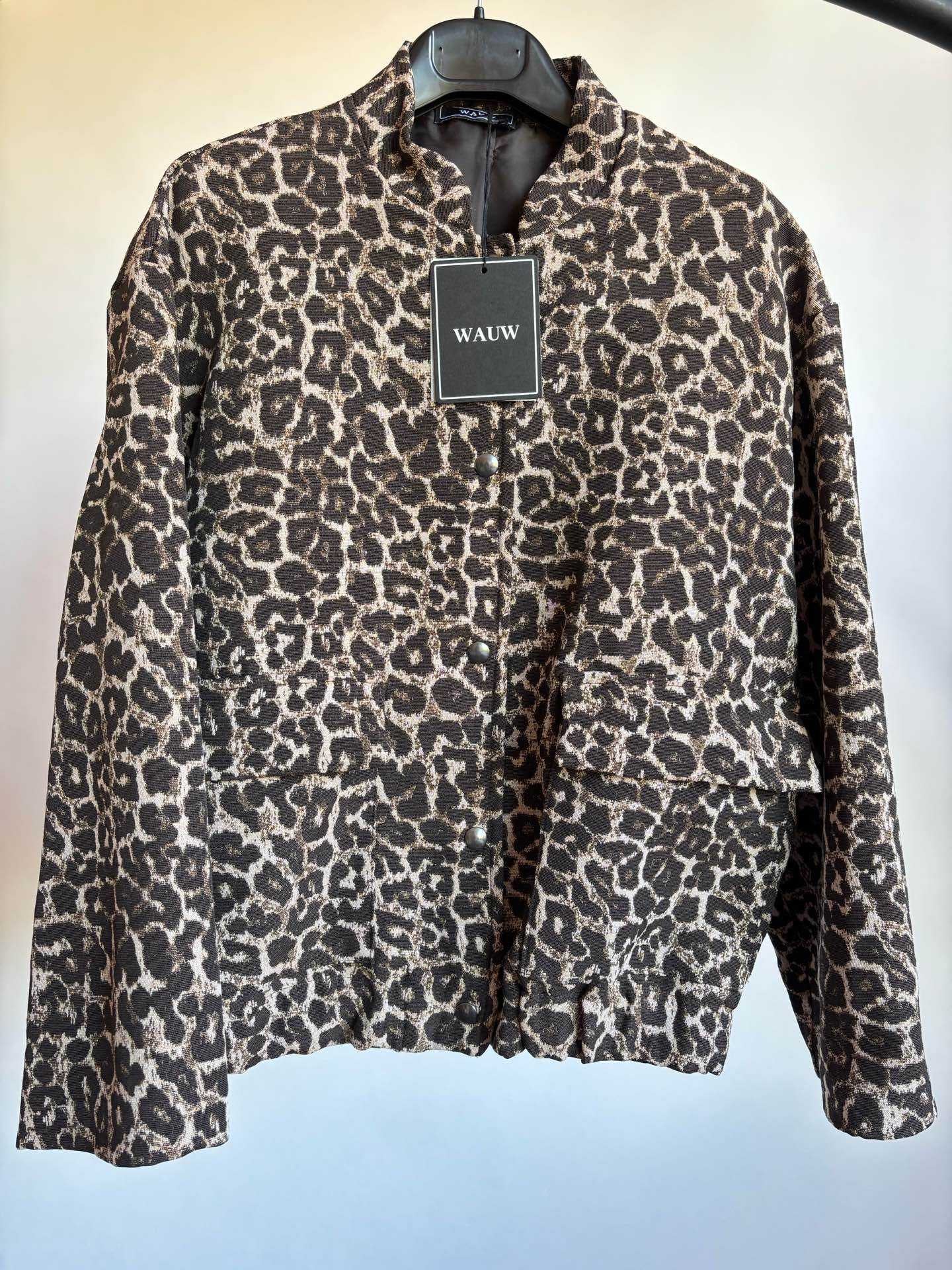 Lotje Leo Bomberjacke von Dutch Atelier, Damenjacke mit Leopardenmuster.