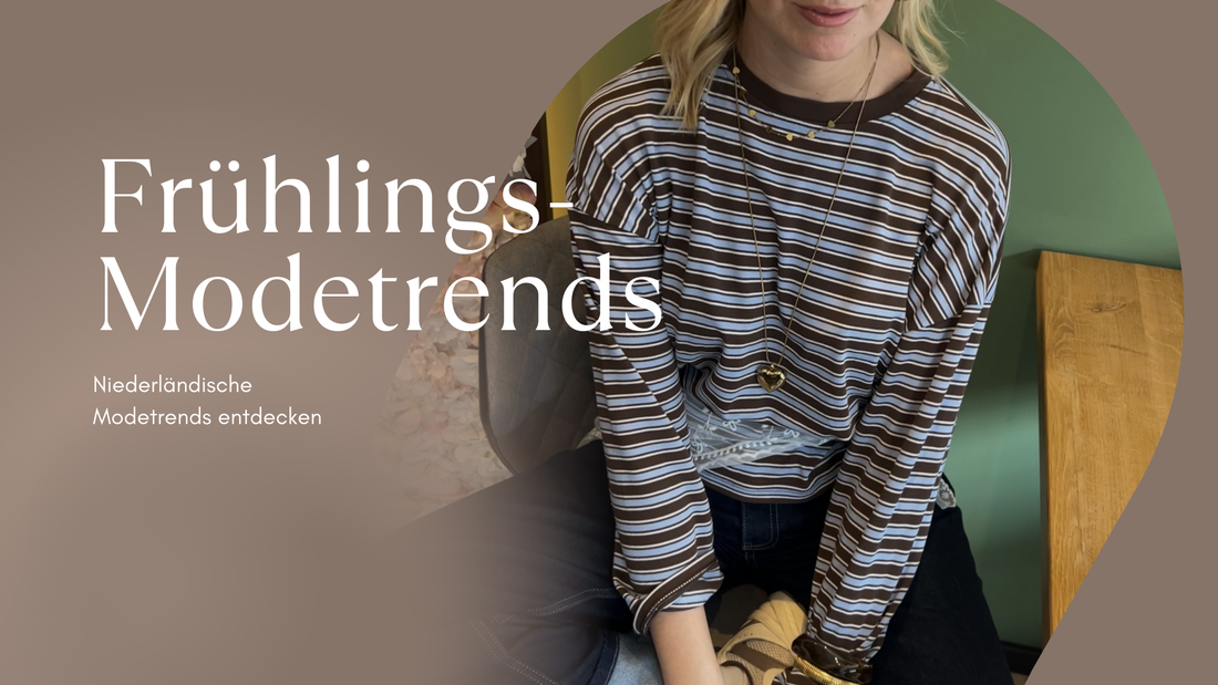 Frau im gestreiften Frühlingspulli sitzt im Café – Frühlingsmodetrends 2026 - Dutch Atelier