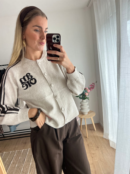 Beiger Cardigan mit Knöpfen, braunen Details und „Amore“-Stickerei.