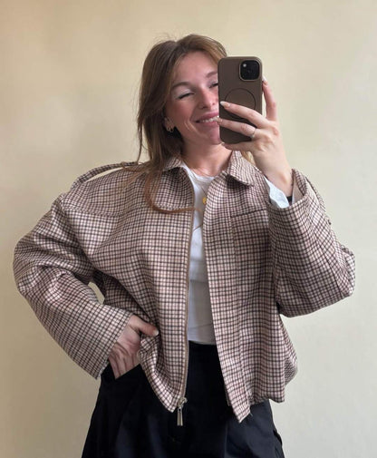 Model trägt karierte Bomberjacke in Beige, Braun und Hellgrün von Dutch Atelier frontal fotografiert