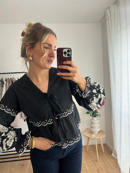 Model trägt Charlotte Bluse schwarz Dutch Atelier 
