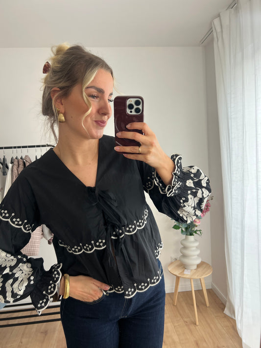 Model trägt Charlotte Bluse schwarz Dutch Atelier 