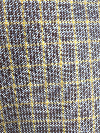 Braun, gelbe und graue Streifen im Karomuster 