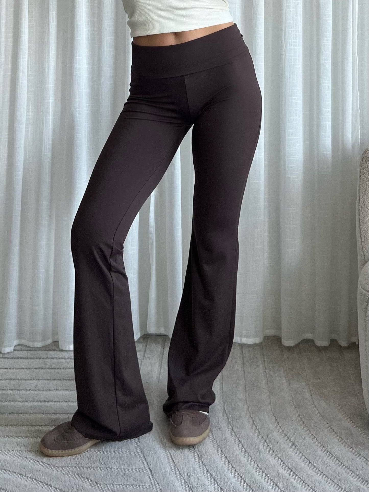 Modelbild: Comfy Hose Ella, extra lang, Farbe Dunkelbraun