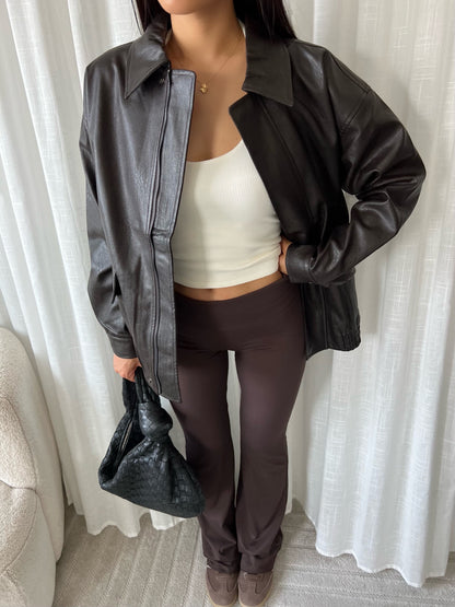 Modelbild: Comfy Hose Ella, extra lang, Farbe Dunkelbraun, Outfit