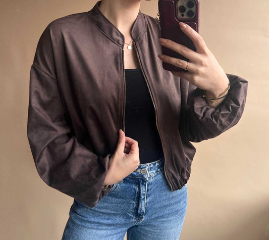Bomberjacke Sarah von Dutch Atelier in Schokoladenbraun mit goldenem Reißverschluss, Vorderansicht auf neutralem Hintergrund.
