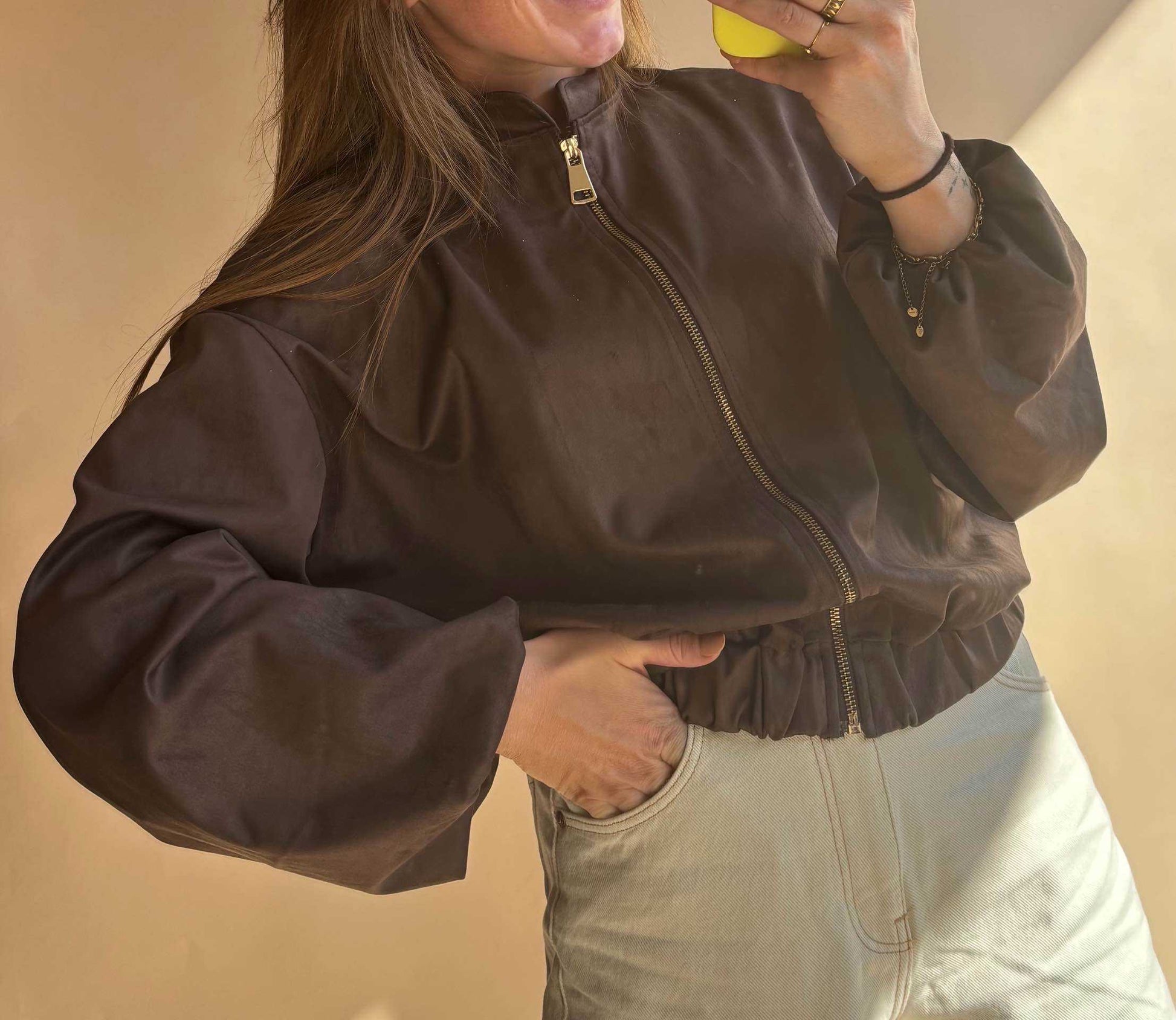 Bomberjacke Sarah von Dutch Atelier in Schokoladenbraun mit goldenem Reißverschluss, Vorderansicht auf neutralem Hintergrund.