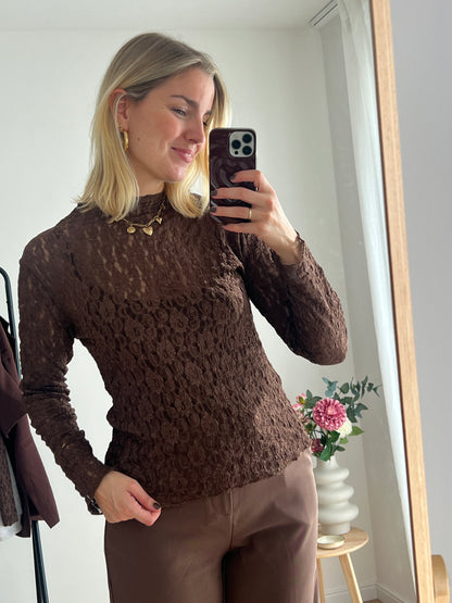 Dutch Atelier Demi Spitzentop Schokobraun, Model Bild