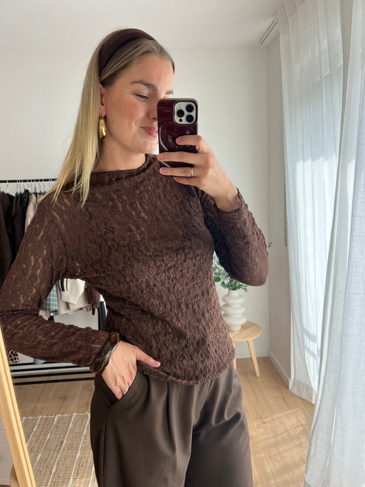 Dutch Atelier Demi Spitzentop Schokobraun Modelbild