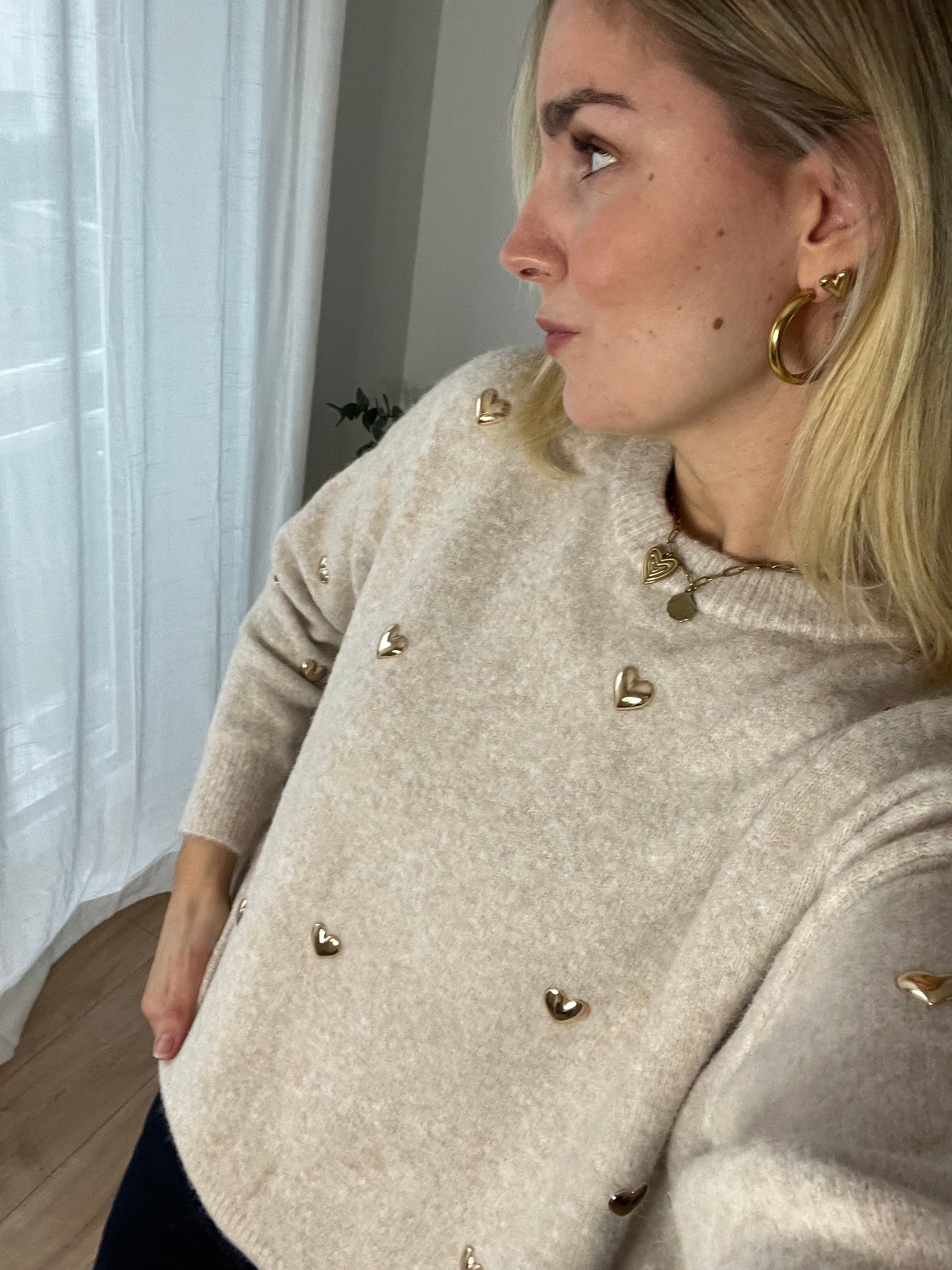 Nahaufnahme Gold Hearts Strickpullover Lieke Dutch Atelier