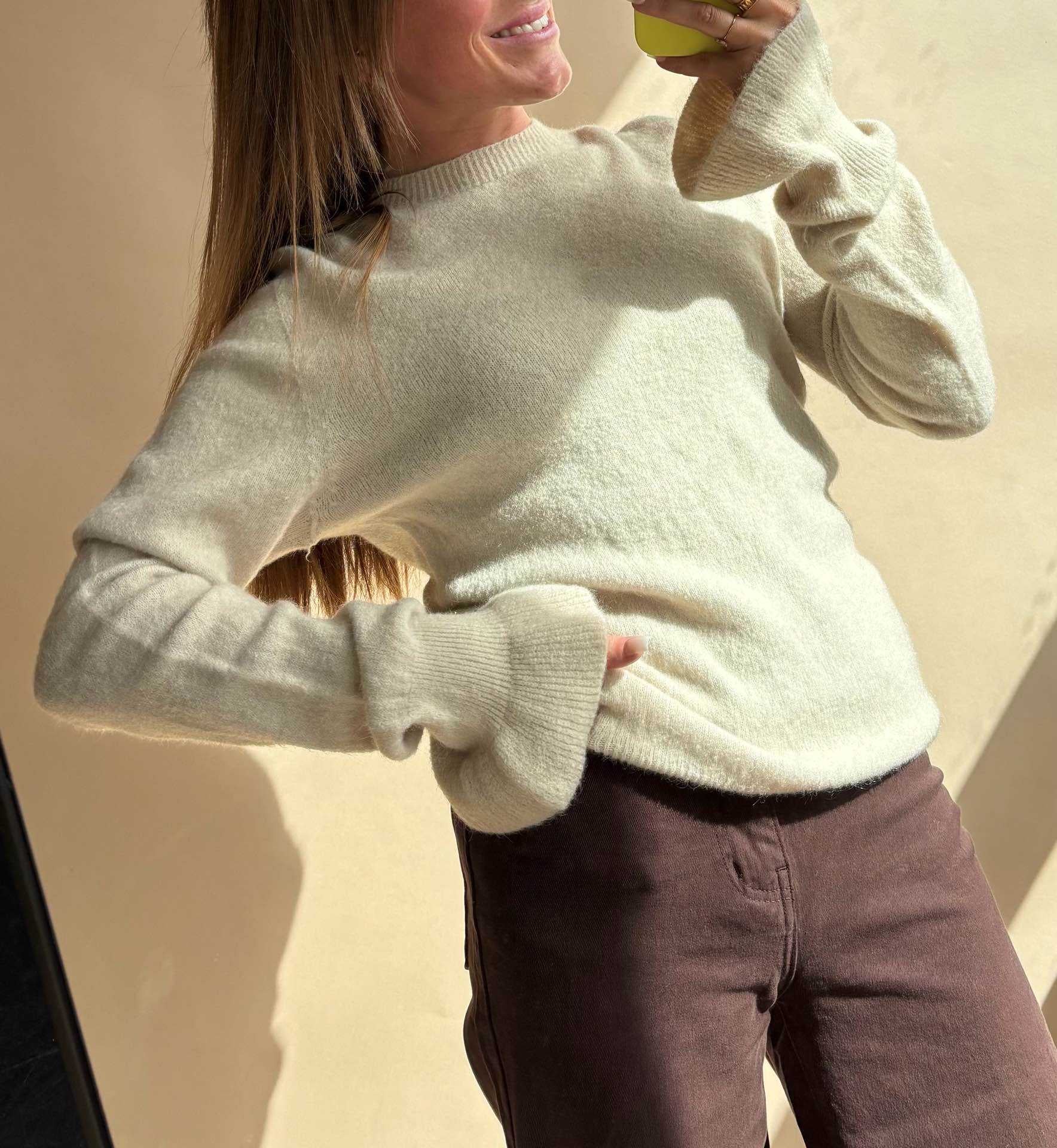 Dutch Atelier Loulou Strickpullover mit Trompetenärmel in Beige, Model Bild