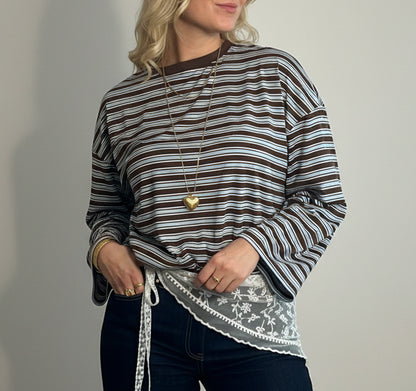 Model trägt das gestreifte Langarmshirt „Feline“ in Choco Braun & Blau – entspannter Alltagslook.