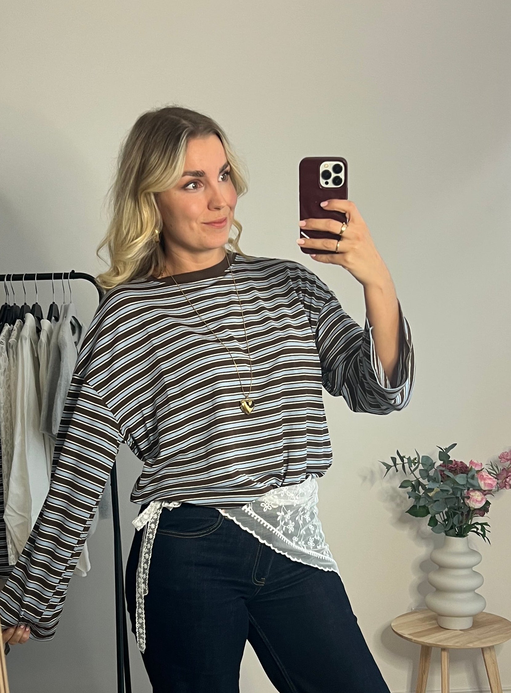 Model trägt das gestreifte Langarmshirt „Feline“ in Choco Braun & Blau 