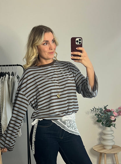 Model trägt das gestreifte Langarmshirt „Feline“ in Choco Braun & Blau 