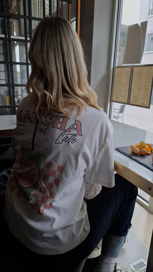 Café Bild Model trägt Tshirt Lisa, Iced Matcha Latte Print