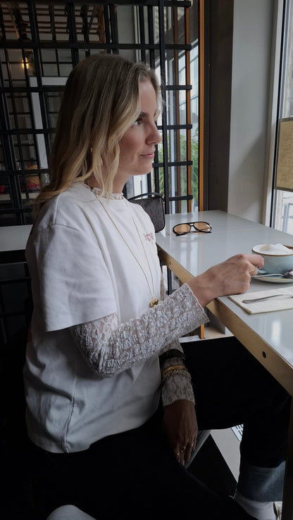 Café Bild Model trägt Tshirt Lisa, Iced Matcha Latte Print