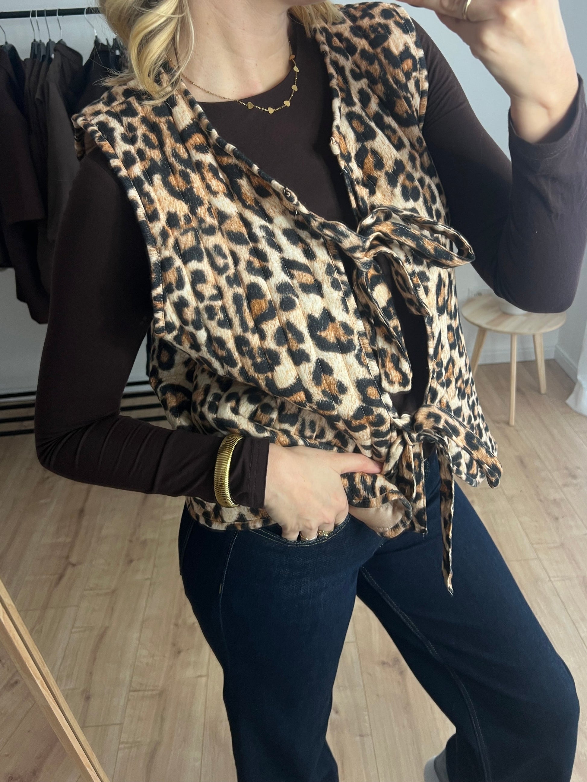 Leo Weste Model trägt Baumwolle Weste, Dutch Atelier 