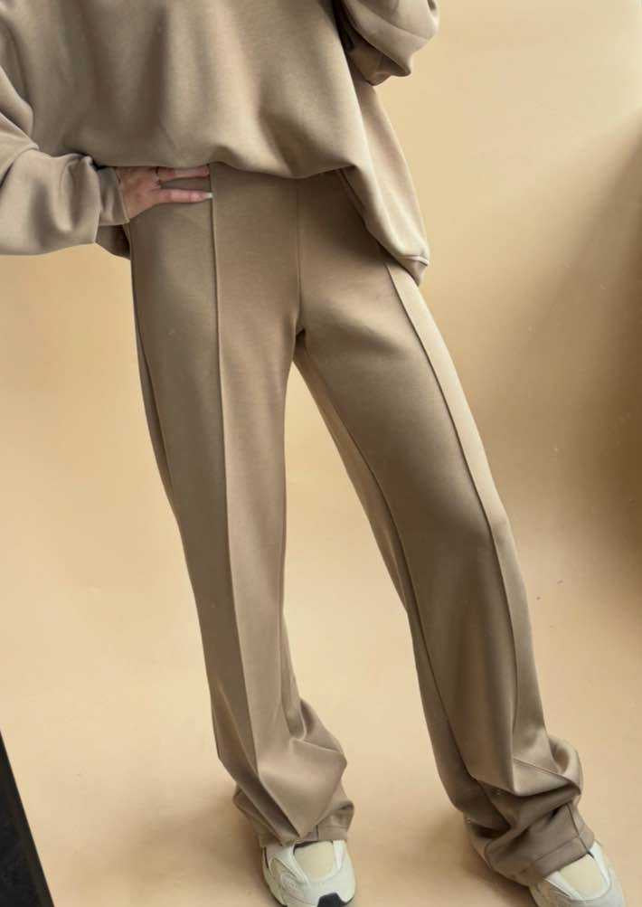 Dutch Atelier Noa Hose Produktbild auf Model