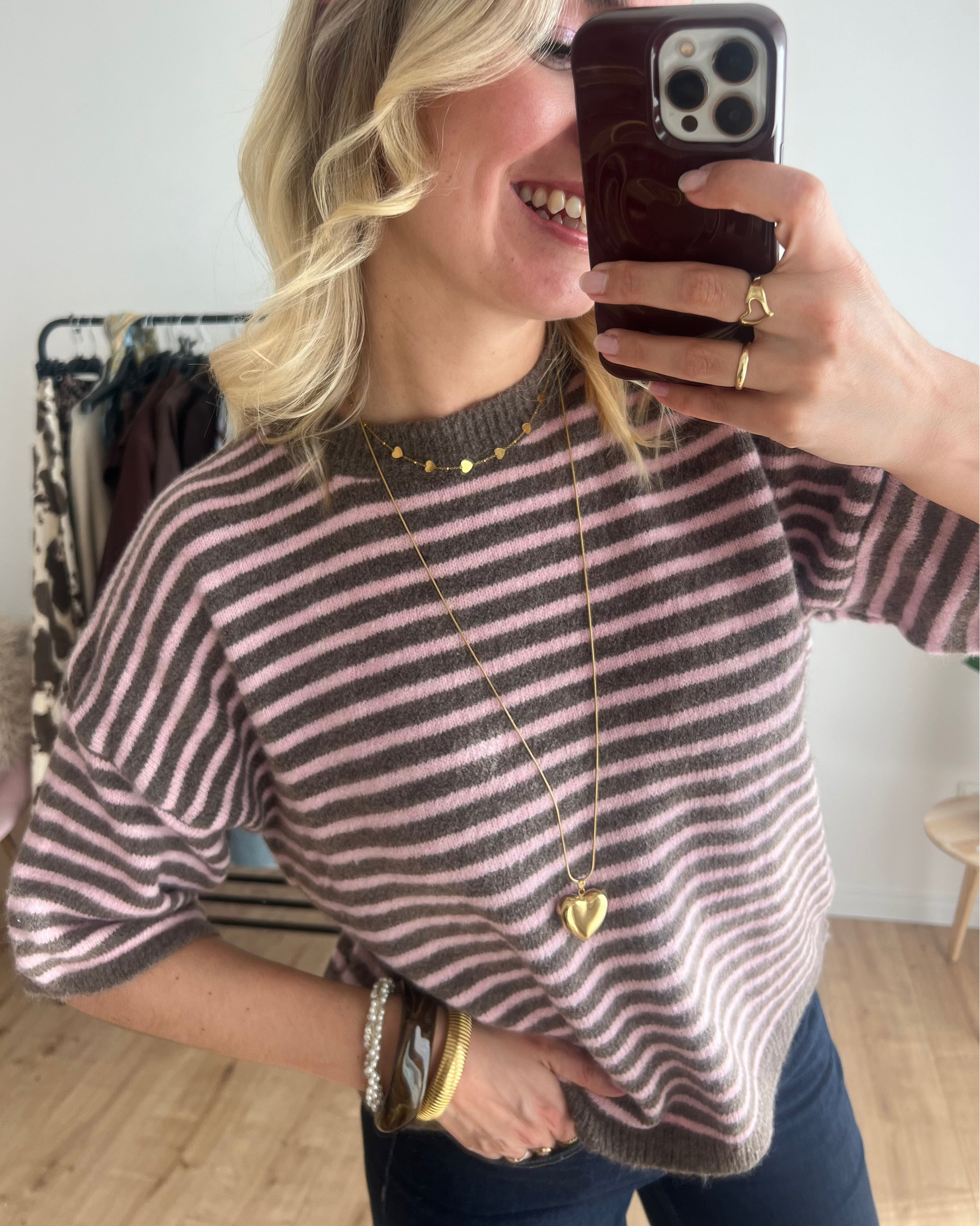 Detailaufnahme der rosa-braunen Streifen vom Pullover Lotje