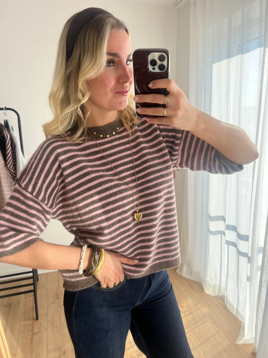 Seitenansicht des rosa-braun gestreiften Pullovers Lotje kombiniert mit Jeans