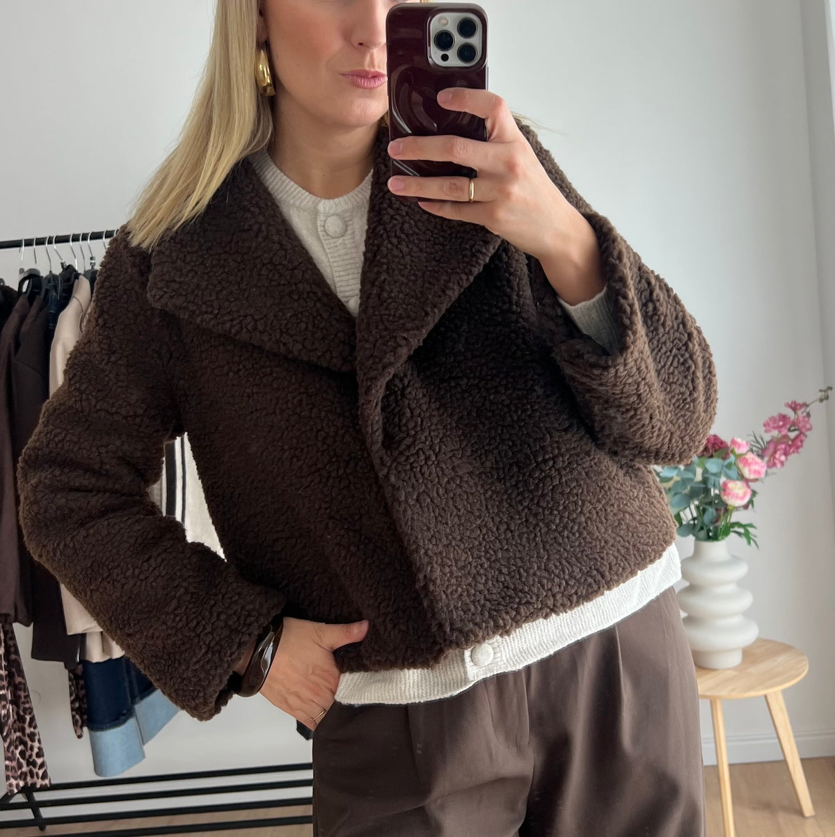 Teddy Jacke in warmem Schokobraun Model Bild 