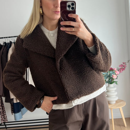 Teddy Jacke in warmem Schokobraun Model Bild 