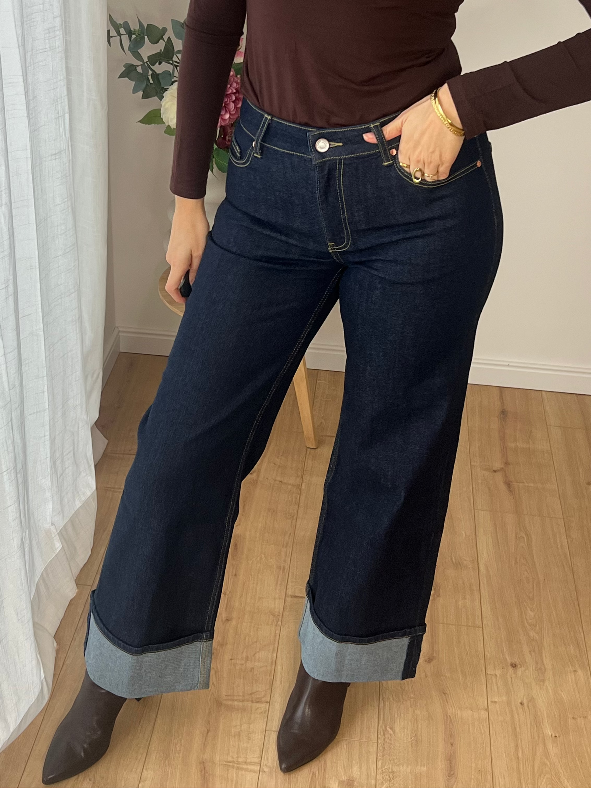 Produktfoto von dunkelblauen Jeans mit umgeschlagenen Hosenbeinen, Dutch Atelier