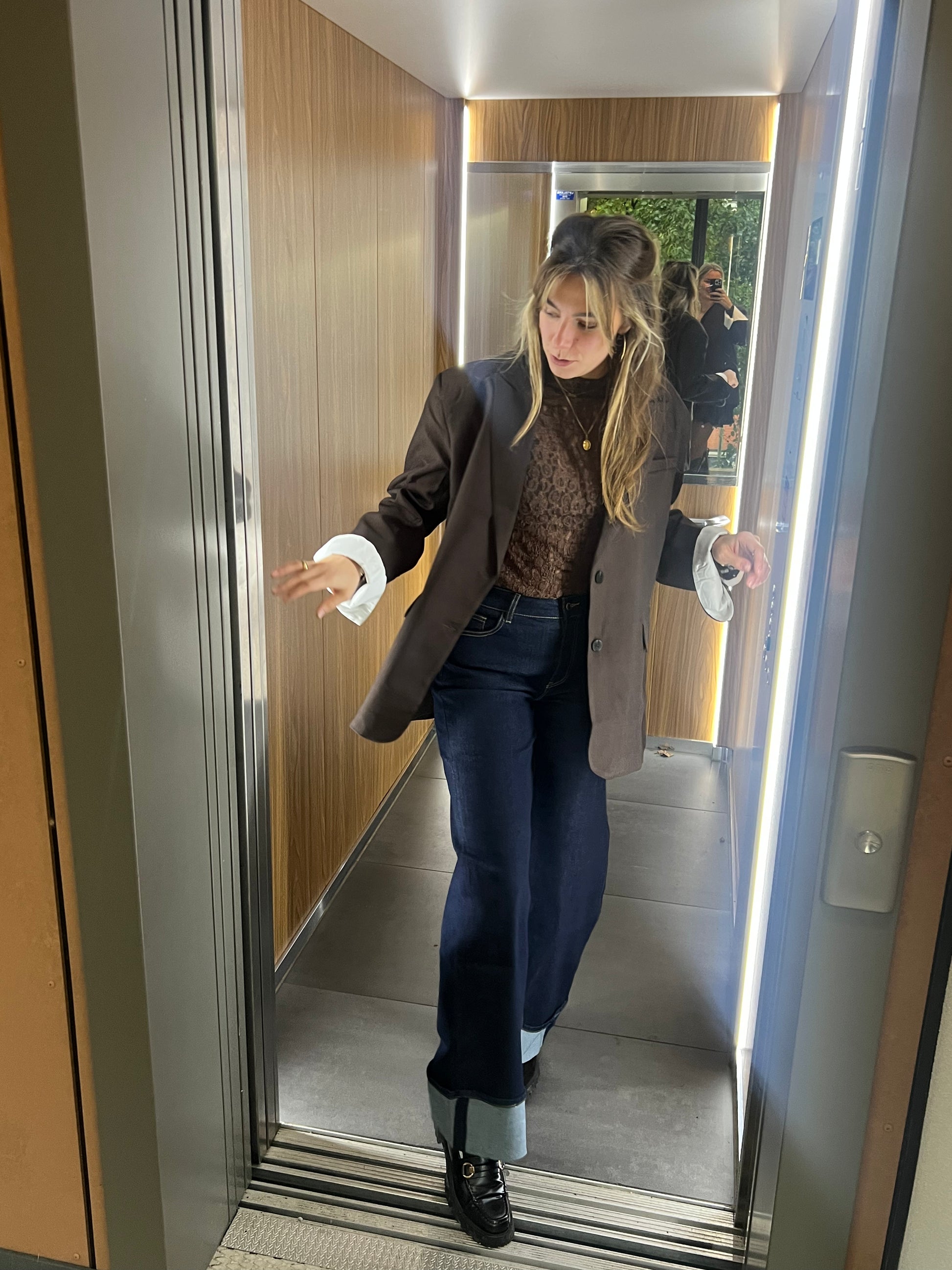 Model steigt aus dem Aufzug, Produktfoto von dunkelblauen Jeans mit umgeschlagenen Hosenbeinen, Dutch Atelier