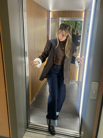 Model steigt aus dem Aufzug, Produktfoto von dunkelblauen Jeans mit umgeschlagenen Hosenbeinen, Dutch Atelier