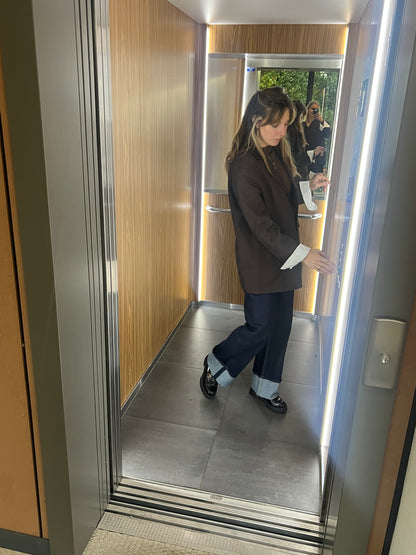 Model im Aufzug, dunkelblauen Jeans mit umgeschlagenem Bein