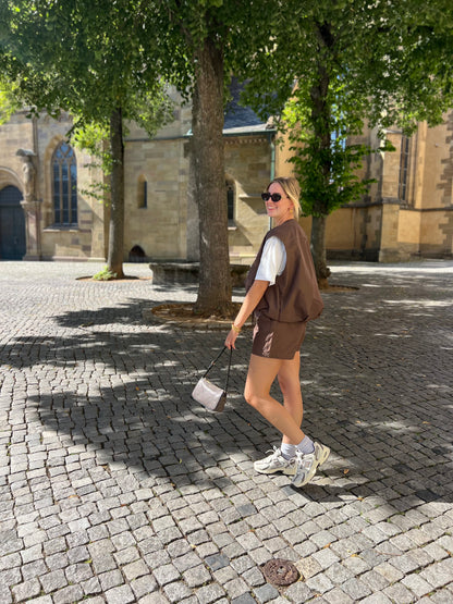 Julia Weste kombiniert mit Julia Shorts in Dunkelbraun, elegantes und minimalistisches Design von Dutch Atelier.