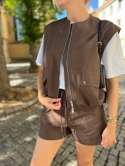 Nahaufnahme des dunkelbraunen Julia Weste- und Shorts-Sets von Dutch Atelier mit weichem Stoff und hochwertiger Verarbeitung.