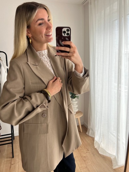 Taupe Yarah Blazer Bild Model