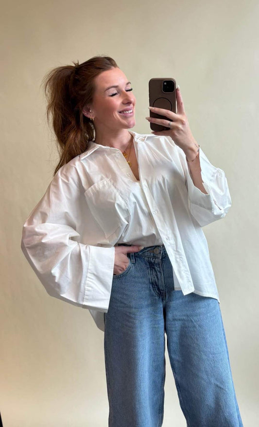 Model trägt die weiße Bluse Elodie von Dutch Atelier, Frontansicht