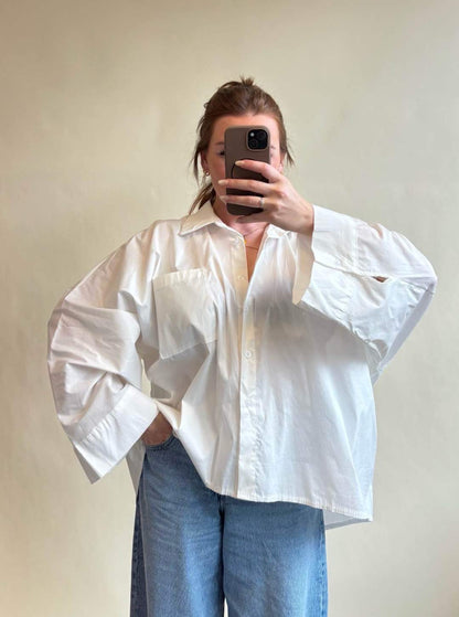 Model trägt die weiße Bluse Elodie von Dutch Atelier, Frontansicht