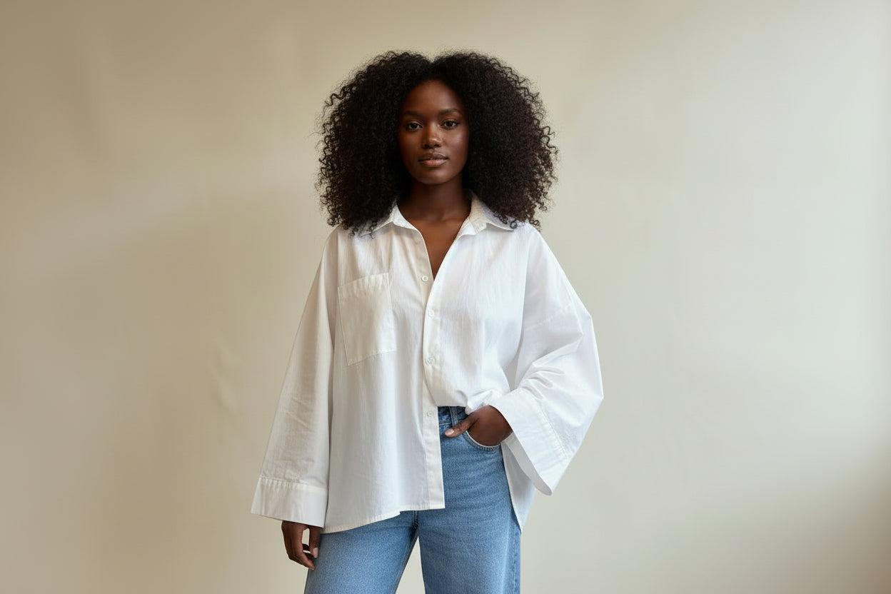 Model trägt die weiße Bluse Elodie von Dutch Atelier in Frontansicht