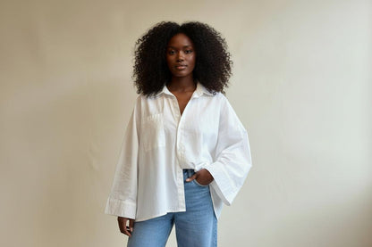 Model trägt die weiße Bluse Elodie von Dutch Atelier in Frontansicht